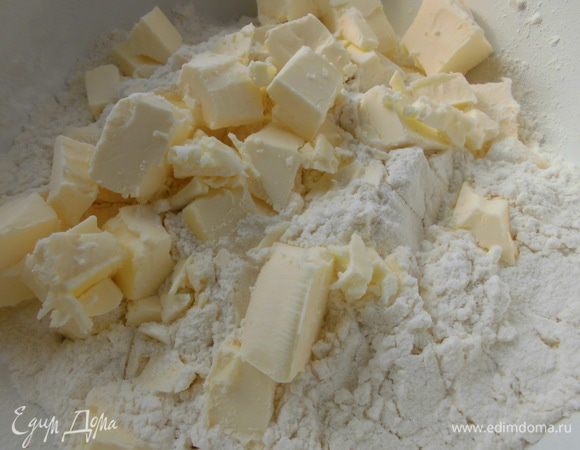 Смешать муку, масло и сахар. Порубить ножом в мелкую крошку. 