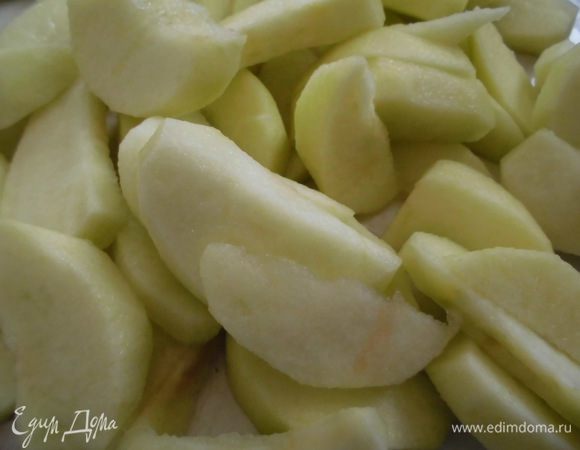Яблоки очистить, разрезать на 4 части и нарезать крупными ломтиками. Я резала каждую четвертинку на 3 части. Щедро полить лимонным соком  (немного сока оставить!)