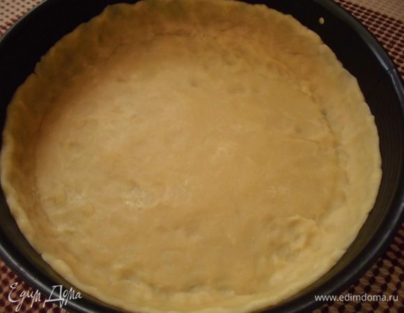 Духовку разогреть до 180 градусов. Тесто раскатать в тонкий пласт, на присыпанном мукой столе. Выложить в форму ( у меня 26 см) и сделать бортики высотой 3 см. 