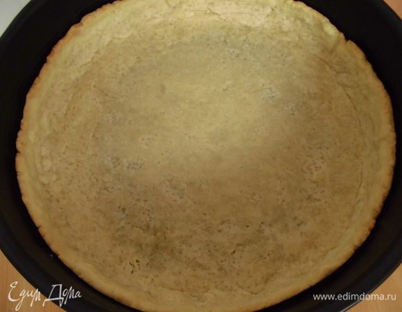 Через 20 минут фасоль с бумагой снять. Получается вот такой корж. В принципе его можно было пропечь еще чуть-чуть уже без бумаги, но я не стала. 