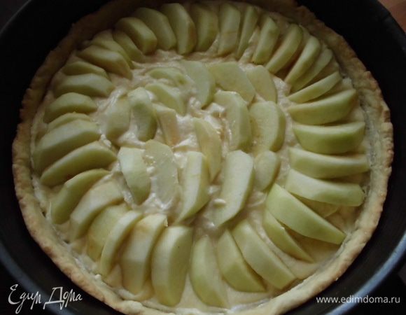 Песочную основу охладить, затем выложить творожную начинку и яблоки. Вернуть в духовку на 40 минут. 