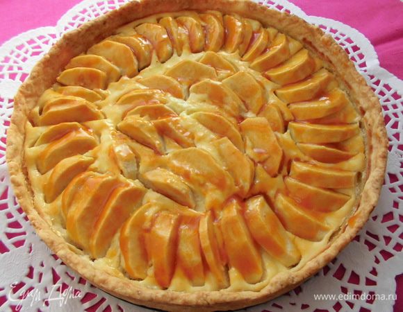 Теперь нужно прогреть абрикосовый джем, протереть его через сито и кисточкой смазать яблоки. 
Приятного аппетита!