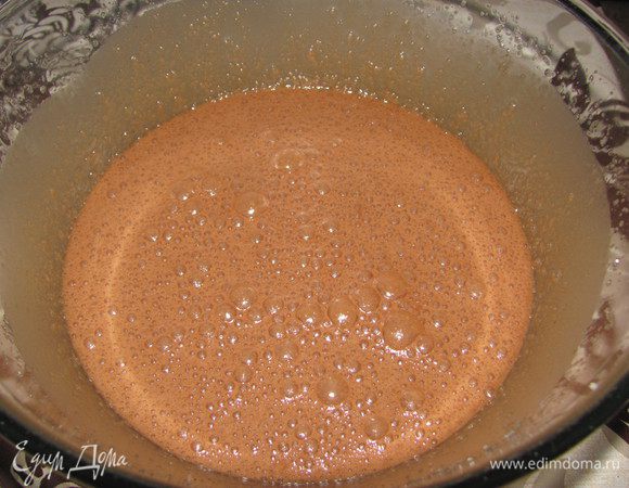 смешиваем яичную смесь с растопленным шоколадом и маслом. смешиваем муку и разрыхлитель с какао,предварительно просеивая