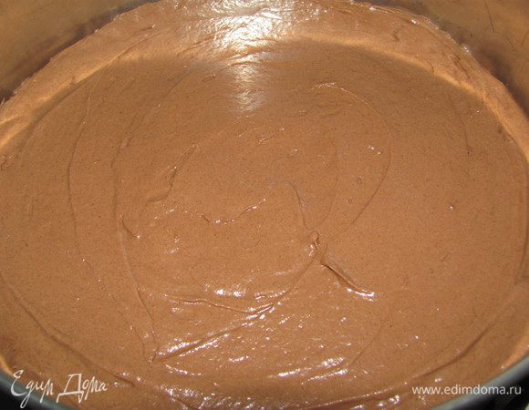 смешиваем все и выливаем в разьемную форму на пергамент,вырезанный по низу формы, предварительно смазав маслом только дно. Так тесто не будет сползать по краям. Выпекать как бисквит на среднем огне.Готовность проверять спичкой. Оставить остывать в форме. Корж разрезать на 2-3 части.