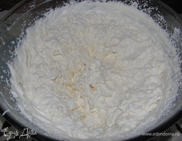 для крема взбить сметану с сахаром и ванилью.Когда начнет зпгустевать добавить сливки, взбить до крепкой пены. Немного крема можно отложить и добавить в него какао для украшения, но у меня кондитерского мешка не было. Коржи смазать светлым кремом, а декорировать темным. Поставить в холод