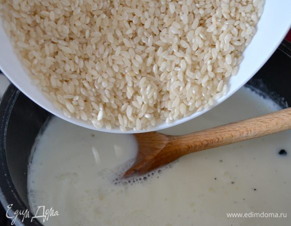 Вытащить из молока ванильный стрючок и всыпать рис. Дождаться когда сварится рис и все молоко впитается в него. Дать рису остыть.