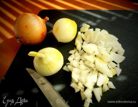 Луковицы нарезать...