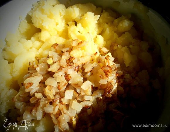 Добавить лук к пюре.