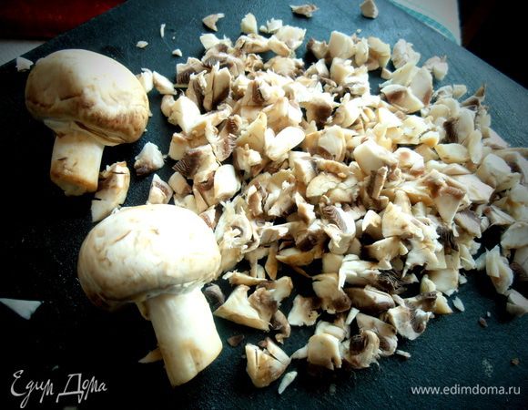 Грибы я не обжаривала, т.к. они слишком много впитывают масла, как губка!Покрошим мелко...