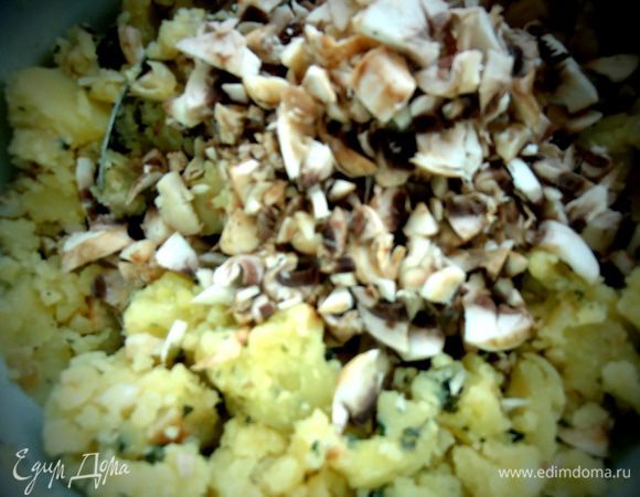 Соединяем с пюре,добавляем 2-3 ст.л. муки и тщательно перемешиваем! Можно добавить приправы для картофеля.