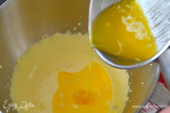 Взбить желтки с сахаром, и добавить растопленное масло и цедру лимона. Еще раз все энергично взбить.