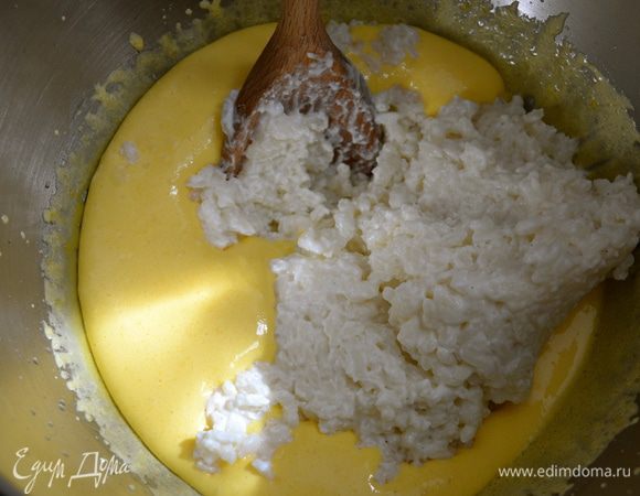 В яичную смесь выложить уже остывший рис и все как следует перемешать.