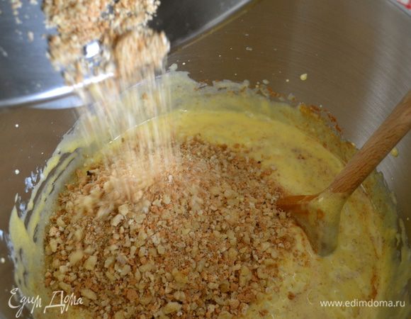 ...крошку из орехов и печенья...