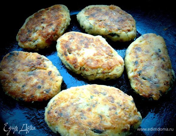 Обваливаем по столовой ложке картофельной массы в муке как обычные котлетки, придаём форму и обжариваем на растительном масле до золотистого состояния (мы любим с корочкой!).