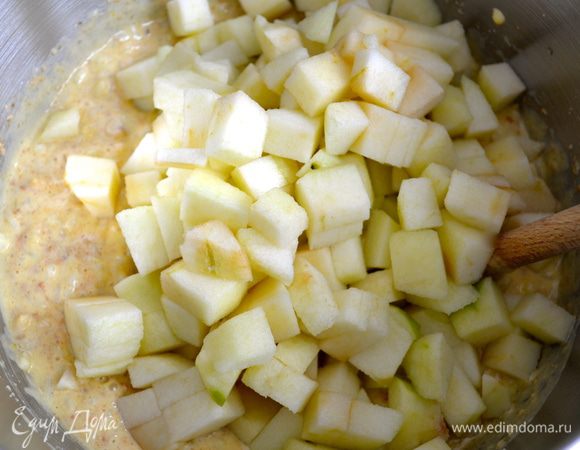 нарезанные яблоки, разрыхлитель, столовую ложку рома (я не добавляла), крахмал и щепотку соли. 