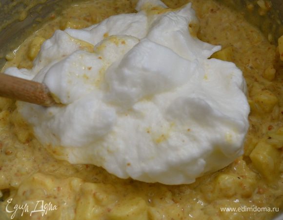 Белки ввести в тесто, осторожно перемешивая движениями снизу вверх...