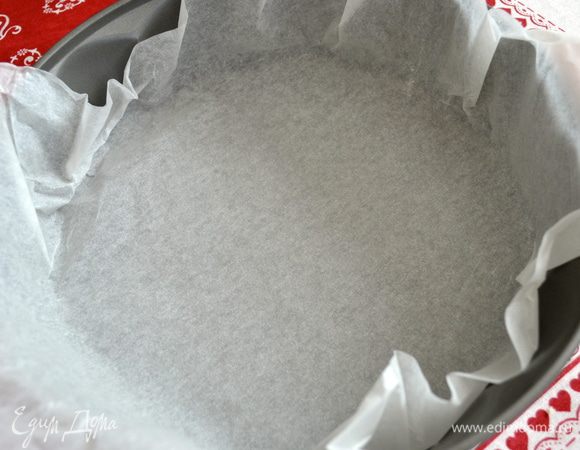 Форму для пирога (26 см) смазать слегка масло и присыпать мукой. Я выкладываю форму бумагой для выпечки. ))