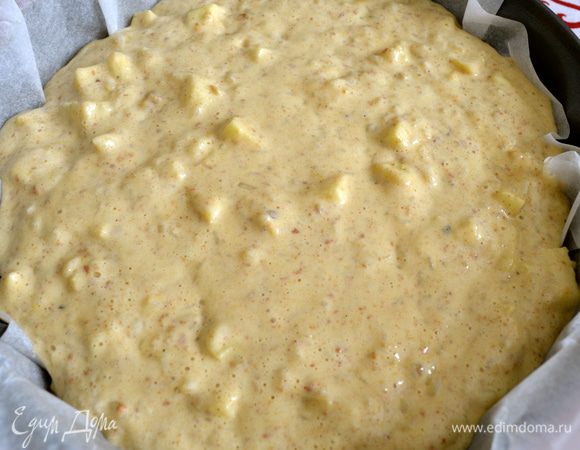 Выложить тесто и выпекать в духовке при 180 С 50 минут. Пирог очень хорошо поднимается, поэтому для моей форме (26 см) я обычно увеличиваю время выпечки еще на 20 минут... На последние полчаса, 25 минут прикрываю верх фольгой, чтобы верхушка не сгорела. Возможно, если взять форму большего диаметра, пирог не будет таким высоким и пропечется быстрее. 