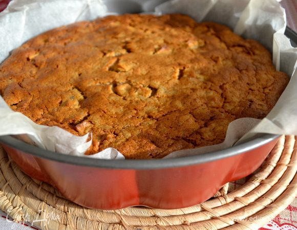 Готовность пирога проверить деревянной шпажкой. Достать пирог из духовки и дать остыть. При желании перед подаче можно посыпать немного сахарной пудрой... Он получается очень мягкий и нежный. 