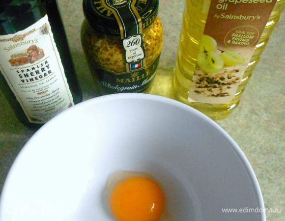 В небольшой миске смешать яичные желтки, уксус, горчицу, анчоусы и лук-шалот, приправить белым перцем и щепоткой соли и оставить на несколько секунд, чтобы растворить соль. Постепенно добавляя масло, взбивать венчиком до устойчивой  эмульсии. Затем всыпать петрушку и перемешать.