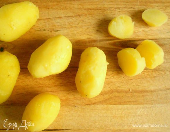  Воду, в которой варилась картошка, слить, обдать картофель холодной водой, очистить и нарезать одинаковыми кружочками толщиной в 1 или 1,5 см.Главное, чтобы они были одинаковой толщины. Выложить их на блюдо и закрыть пищевой плёнкой.