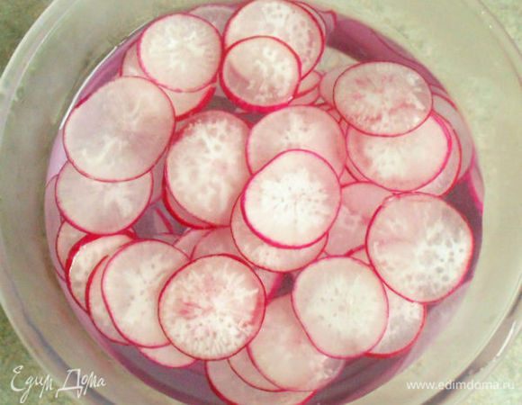 В то время, пока варилась картошка,подготовить редис и сельдерей.
Редис тщательно помыть, удалить хвостики и листья, обсушить и нарезать  кружочками очень тонко на тёрке или ножом. В миску с холодной водой положить кружочки редиса до использования. Чем дольше, тем более изогнутыми они станут.