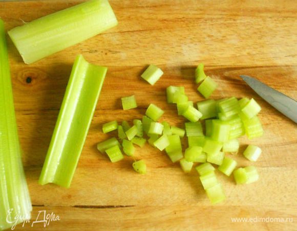 Со стеблей сельдерея (с внешней стороны) удалить волокна и нарезать мелкими кубиками. Как и редис, положить в холодную воду в другую миску.