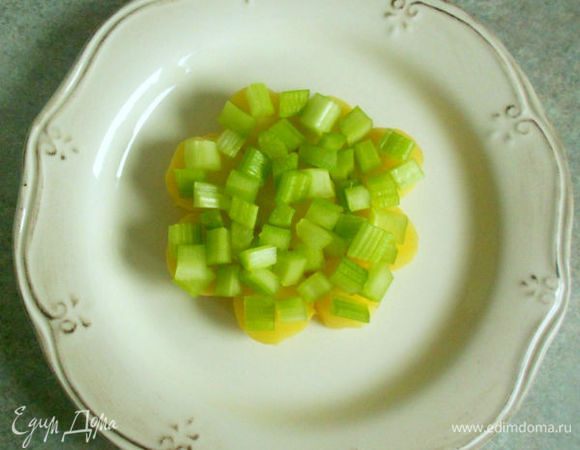 На 4 тарелках выложить ломтики картофеля в один слой, формируя полный  круг. Сверху распределить кусочки сельдерея, поверх него по щедрой ложке соуса.