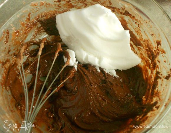 По ложке добавлять к тесто взбитые белки и осторожно перемешивать.
Распределить тесто по противню, застеленному пекарской бумагой. 