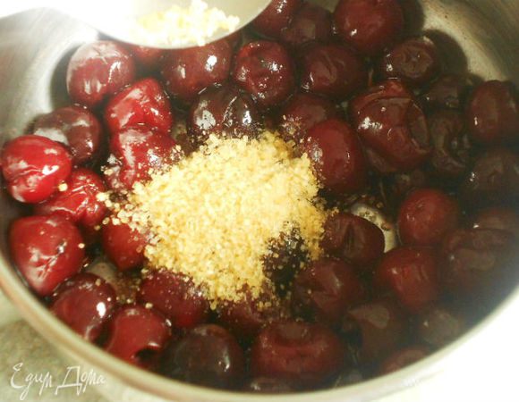 Оттаявшую вишню вместе с соком довести до кипения в сотейнике  на маленьком огне, добавить сахар, корицу и перемешивать до полного растворения сахара. Снять с огня. Добавить миндальную эссенцию и бренди, перемешать. Бальзамический уксус добавлять  по вашему усмотрению. Я люблю его сладковато- острый вкус, когда из него выпаривается кислота. (Даже мороженое с ним делала. Как-нибудь покажу.)