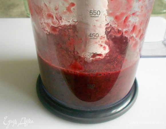 
Вишню без сиропа измельчить блендером в течении 30 секунд. Пусть наряду с пюре останутся и крупные кусочки.