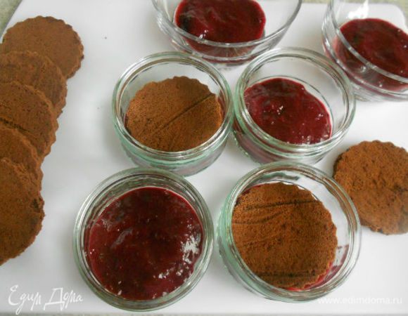 В стеклянные цилиндрические формочки или в широкие низкие стаканы положить по 2 ст. л. вишнёвой смеси, а поверх бисквитные кружочки. Полейте на них вишнёвый сироп.