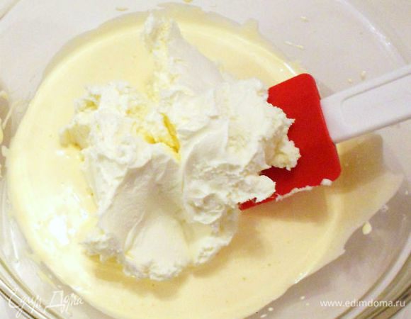 Для белого крема взбить белки в очень крепкую пену.В конце взбивания добавить немного сахарной пудры. Желтки растереть добела с сахарной пудрой, добавить маскарпоне и хорошо размешать (удобнее большой вилкой). Белки по ложкам добавлять в крем и осторожно перемешивать. Переложить в кондитерский мешок.