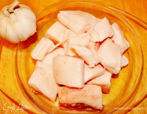 А так же свежее свиное сало,головка чеснока