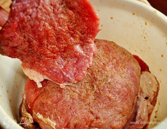 посолить,пеперчить,сбрызнуть лимонным соком,добавить соевый соус и поставить мариноваться минимум на 3 часа