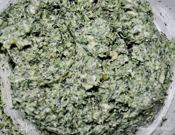 Тем временем приготовить начинку: 
сало без кожи,нарезать на куски,чеснок очистить,разобрать на зубчики,
зелень вымыть,встряхнуть от воды.
Пропустить сало с чесноком и зеленью через мясорубку,посолить, поперчить по вкусу.