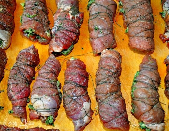 и свернуть рулетом,перевязать рулеты ниткой.(По форме рулеты напоминуют огурчики,от сюда такое название