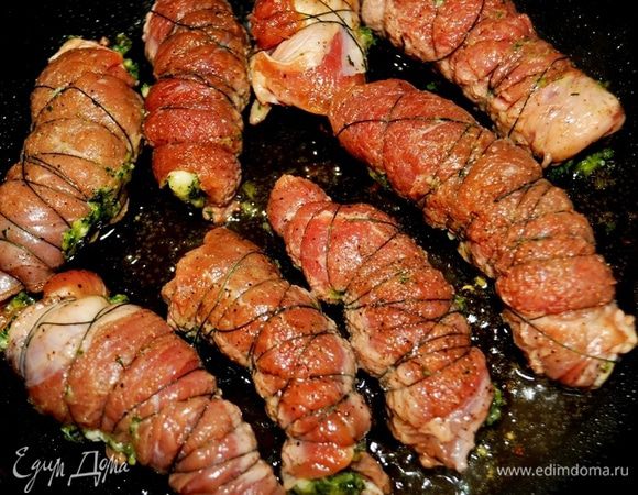 В сковороде разогреть раст.масло и обжарить рулеты с двух сторон по 3 минуты,