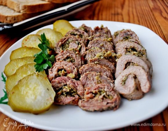 Перед подачей снять нитки и нарезать рулеты на кусчки.Гарнировать свежими или маринованными овошами,а так же можно на гарнир подать рис или картофельное пюре!.
Очень вкусно! Приятного аппетита!