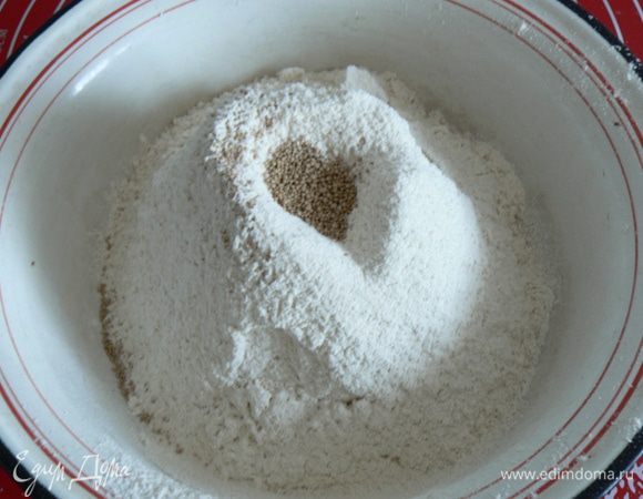 Растворите соль в воде, дрожжи смешайте с мукой