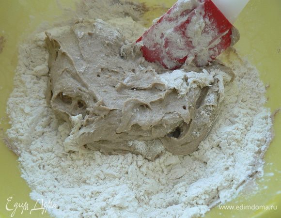 Влейте воду в миску с мукой, выложите закваску 