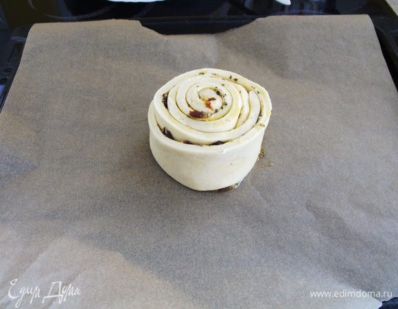 Разрезать тесто по длинной стороне на полоски 5-6 см.....у меня получилось 4 полосы....свернуть первую рулетом и поставить вертикально на противень.