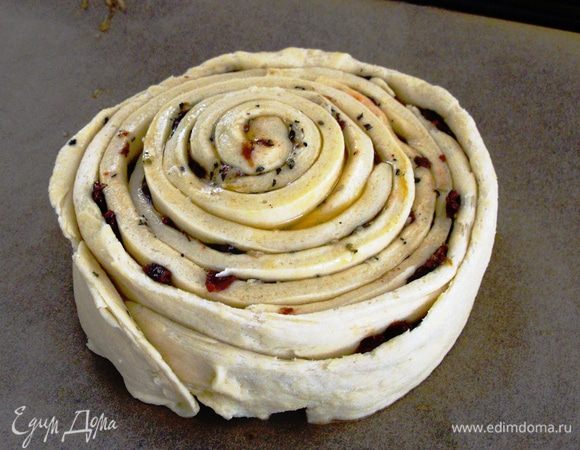 остальные полосы ,по одной обмотать  вокруг первой.... получиться плоский рулет. Оставить на 20 мин. (пусть отдохнет) и в духовку... при 200 гр. на 30 минут.