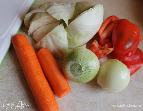 Я брала такие продукты: паприку, морковь и капусту, но можно взять любые, например, цветную капусту, морковь и брокколи.