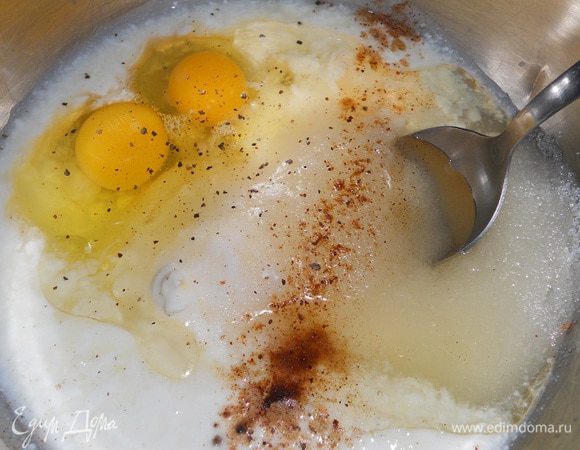 Кефир смешать со сметаной, добавить масло, яйца, сахар, пряности и соду и перемешать прямо ложкой.