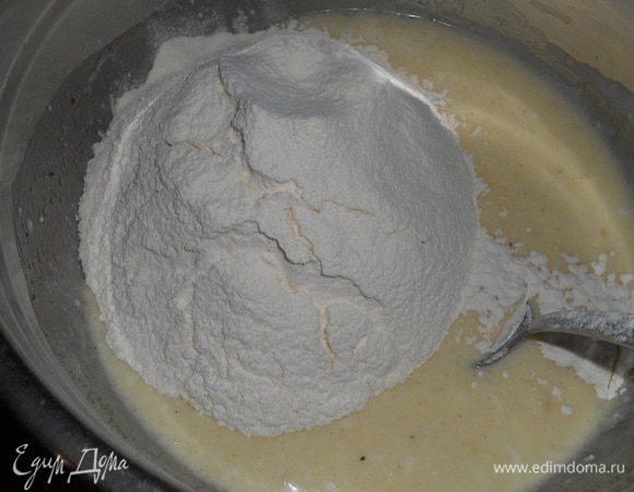 Добавляем муку, муки может пойти чуть больше или чуть меньше, замешиваем тесто.