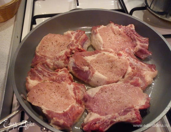 Свинину разрезать на 5 стейков, вымыть и обсушить. В сковороде разогреть 1 ст. л. масла. Мясо посолить, поперчить и выложить на сковороду 