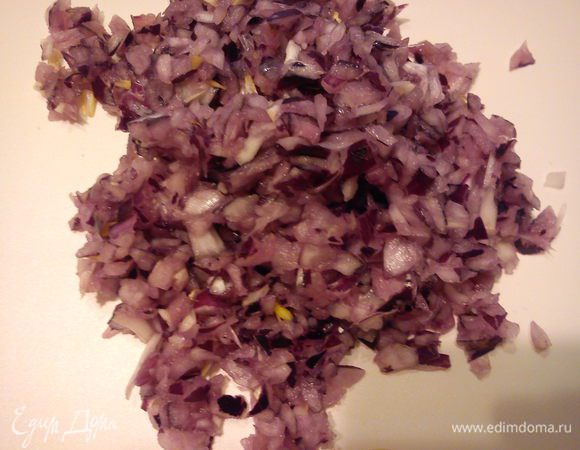 Лук мелко порезать и выложить к мясу