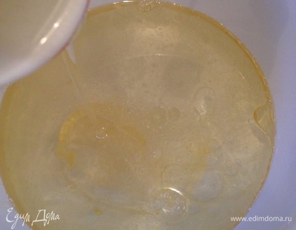 Налить воду в емкость для взбивания, добавить в нее растительное масло...