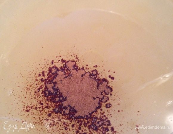 ...продолжая взбивать добавить корицу и немного ванили